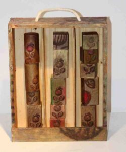 Caja de madera con cilindros y cuadrados, imágenes transferidas, medidas variables.