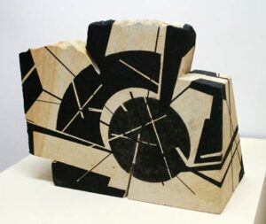 Geometria I A, 2006. Esmalte de pizarra y piedra arenisca. 26 x 27 x 19 cm.